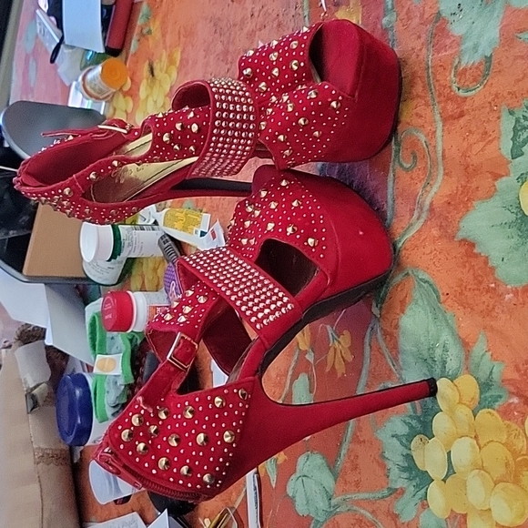 Red hot heels - Picture 2 of 4